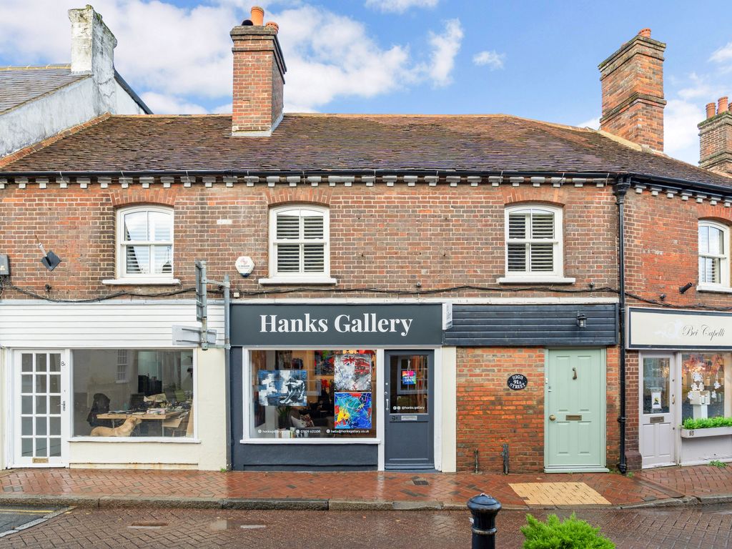 3 bed flat for sale in High Street, Great Missenden HP16, £550,000