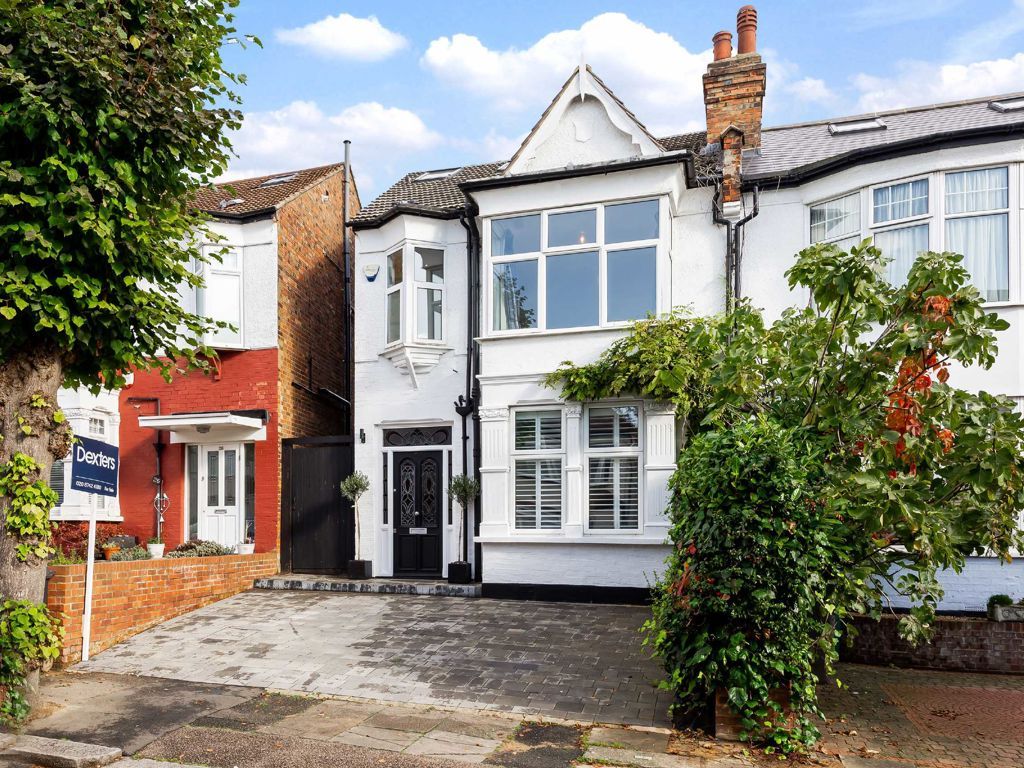 4 bed property for sale in Queens Avenue, London N3, £1,275,000