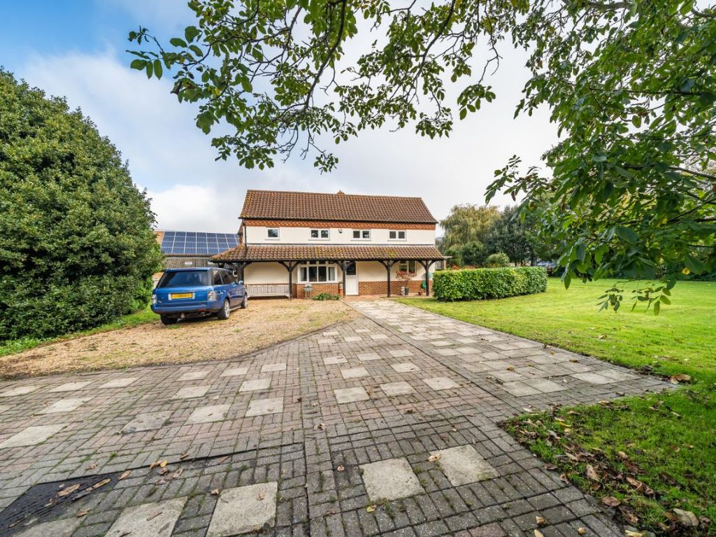 4 bed link-detached house for sale in College Farm, Bourne End, Bedford MK43, £800,000