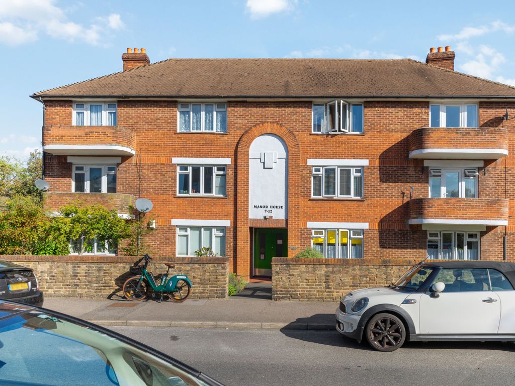 2 bed flat for sale in Manor Road, Wallington SM6, £295,000
