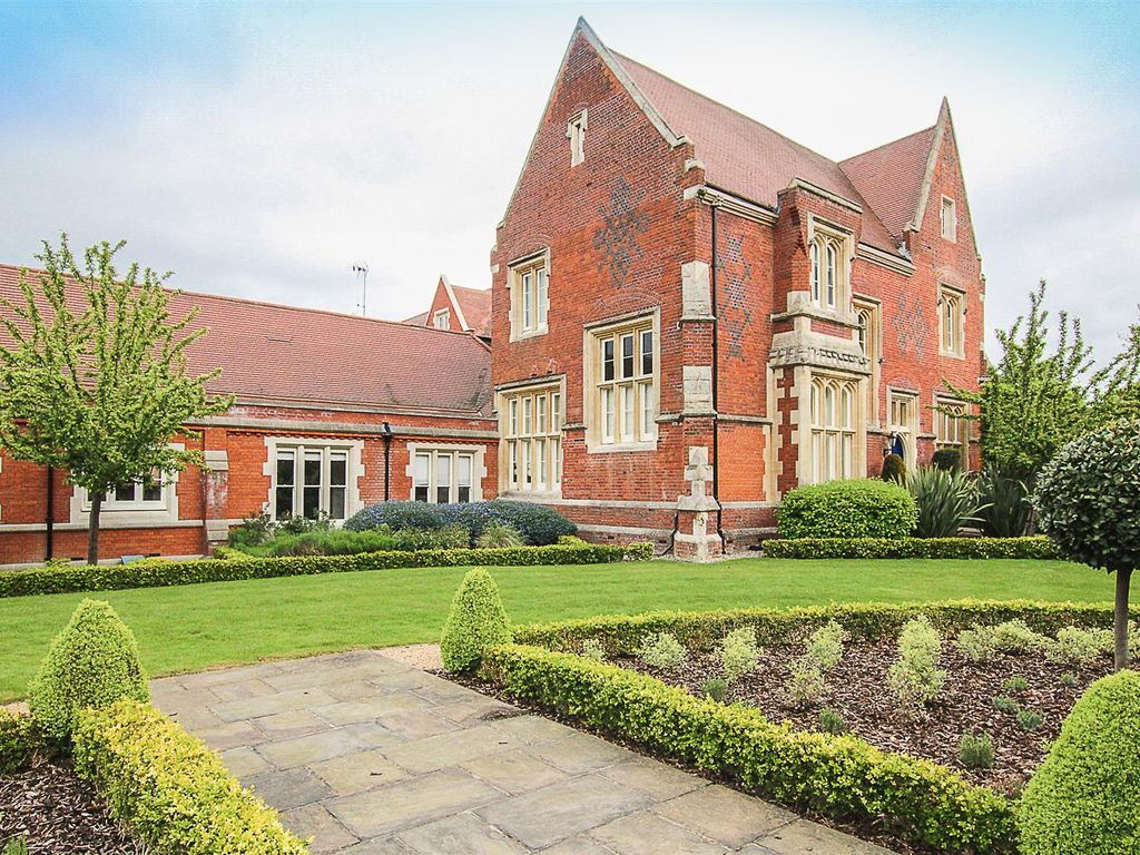 2 bed flat for sale in The Galleries, Warley, Brentwood CM14, £550,000