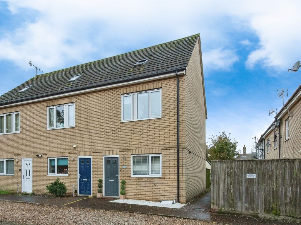 3 bed town house for sale in St. Andrews Street, Mildenhall, Bury St. Edmunds IP28, £240,000