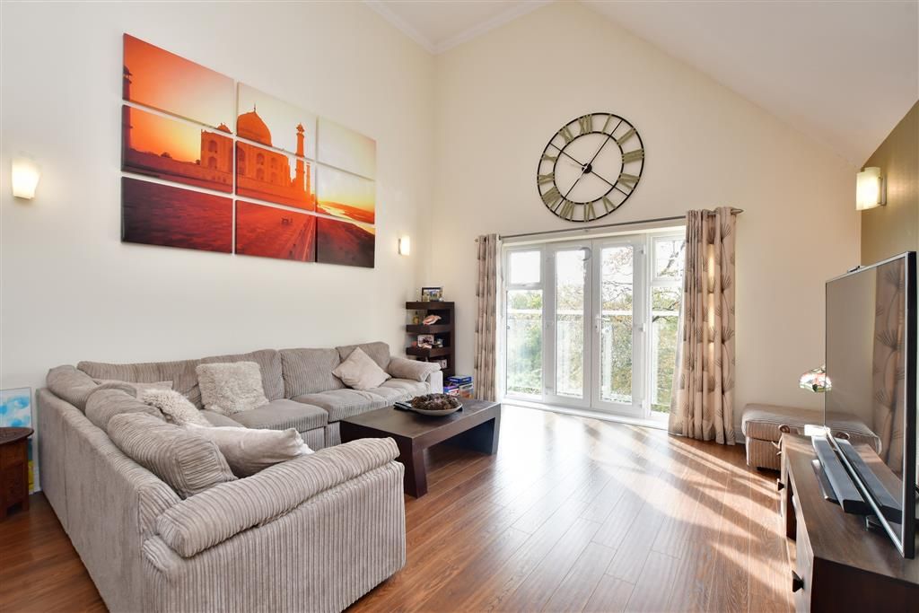 2 bed flat for sale in Wray Common Road, Reigate, Surrey RH2, £750,000