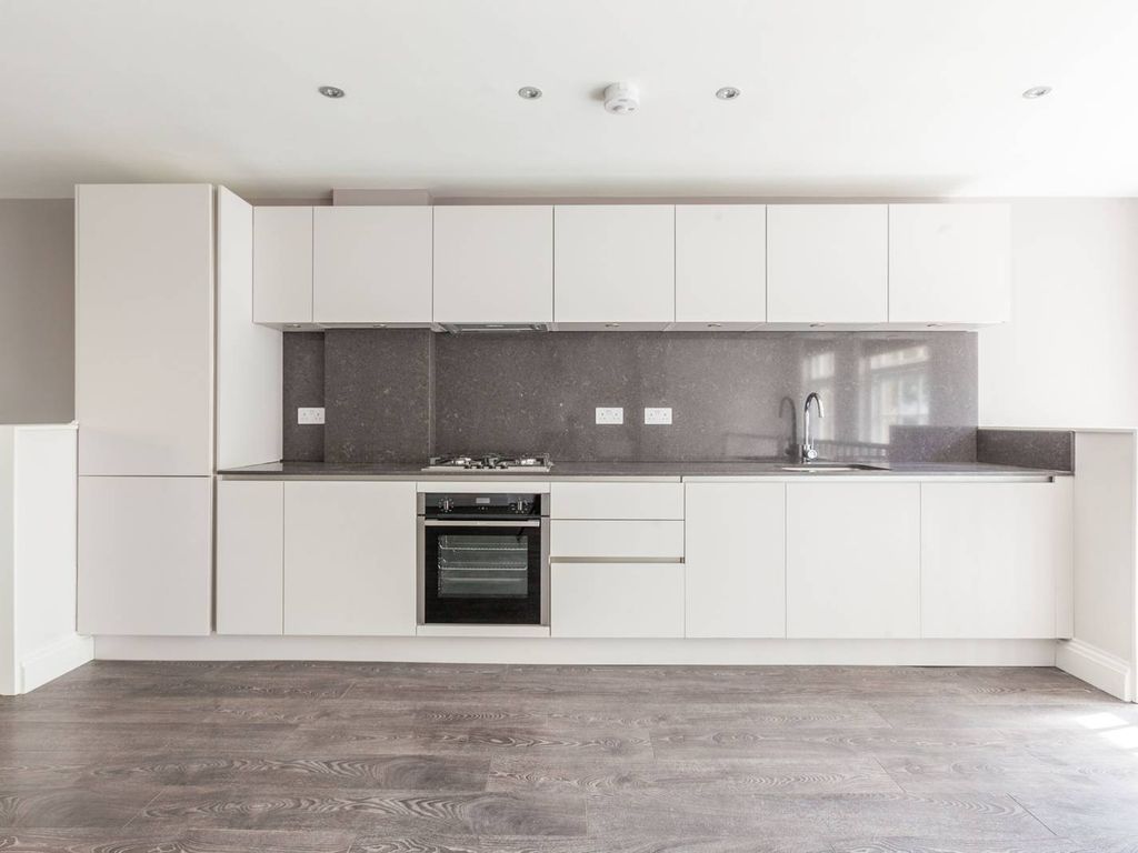 2 bed flat to rent in Cedars House, Brixton, London SW2, £2,400 pcm