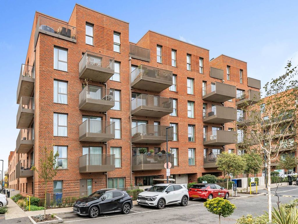 2 bed flat for sale in Hargrave Drive, Harrow HA1, £475,000