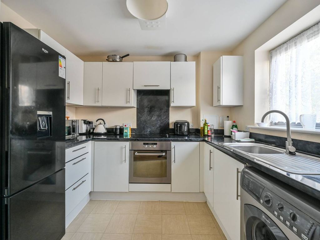 2 bed flat for sale in Milicent Grove, Palmers Green, London N13, £320,000