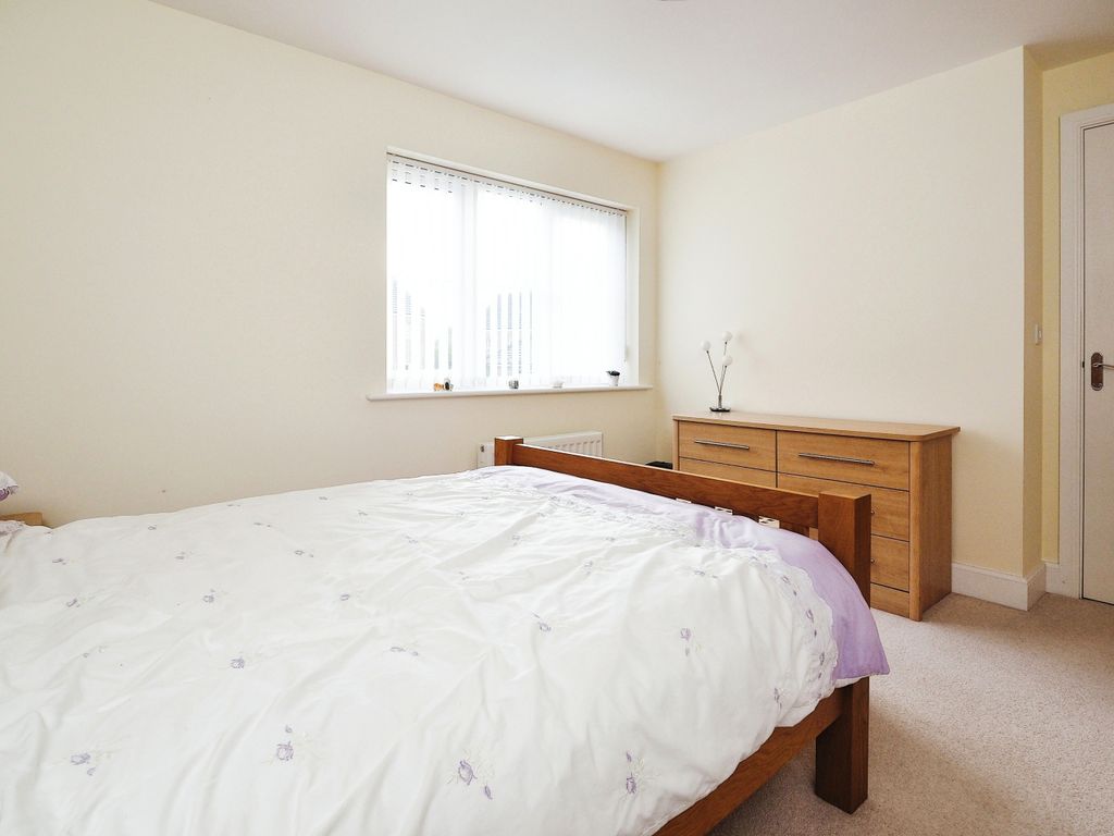 2 bed flat for sale in Welland Gardens, Bingham, Nottingham NG13, £185,000