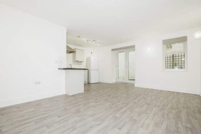 1 bed flat for sale in Westgate Street, Cardiff CF10, £140,000