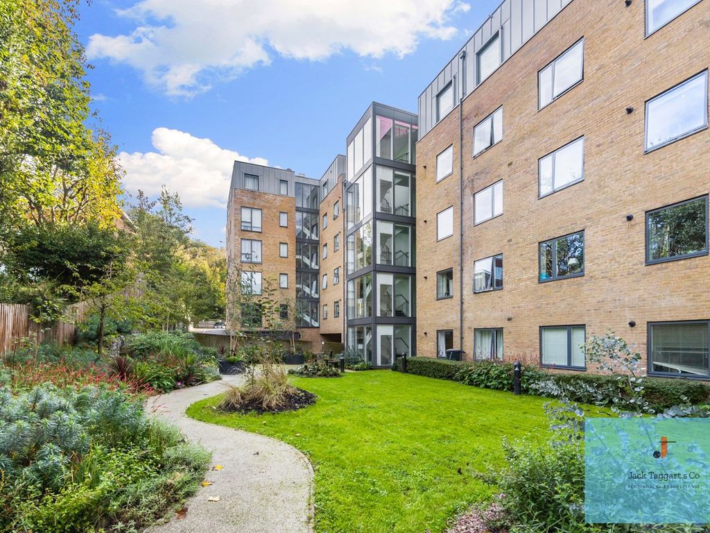 1 bed flat for sale in Hove Park Gardens, Hove BN3, £300,000