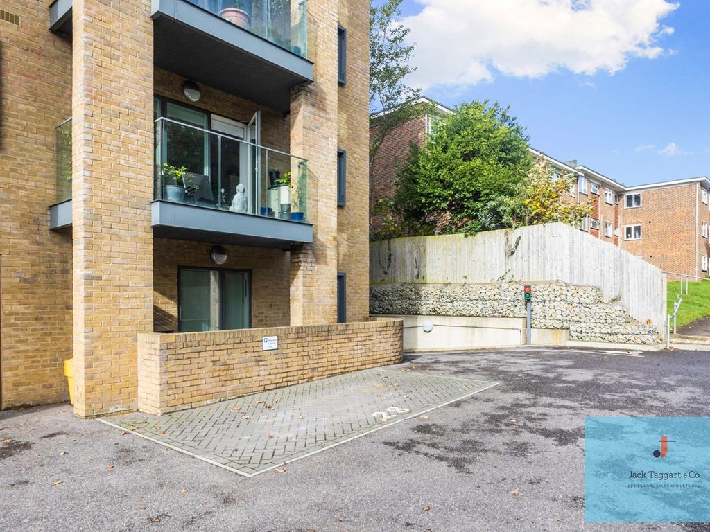 1 bed flat for sale in Hove Park Gardens, Hove BN3, £300,000