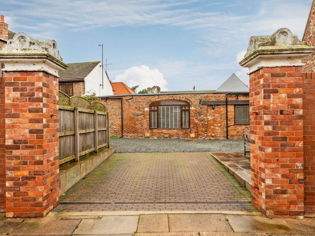 3 bed link-detached house for sale in Thread Gold Lane, Threadgold Lane, Cawood, North Yorkshire YO8, £325,000