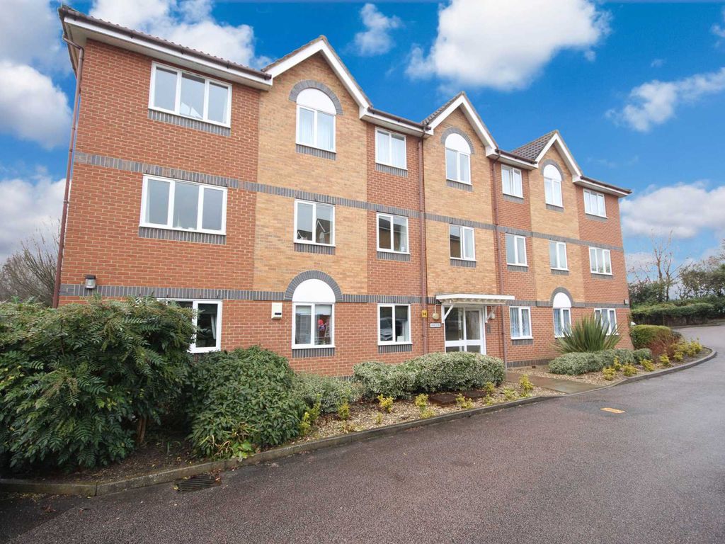 2 bed flat for sale in Hebbecastle Down, Warfield RG42, £250,000