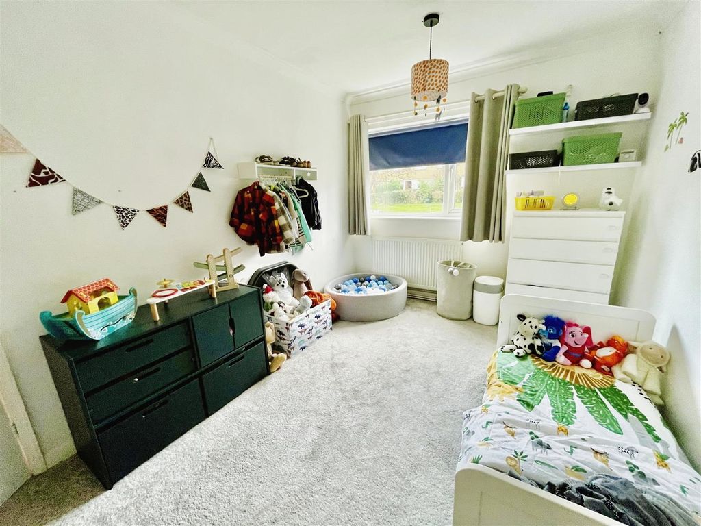 2 bed flat for sale in Stonelea Road, Hemel Hempstead HP3, £260,000