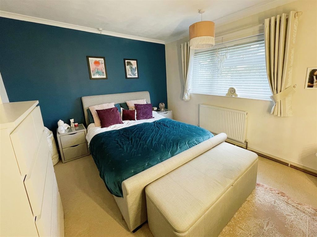2 bed flat for sale in Stonelea Road, Hemel Hempstead HP3, £260,000