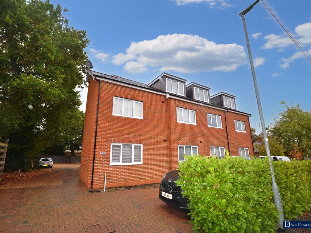 1 bed flat for sale in Bradley Court, Roberts Road, Laindon, Basildon SS15, £215,000