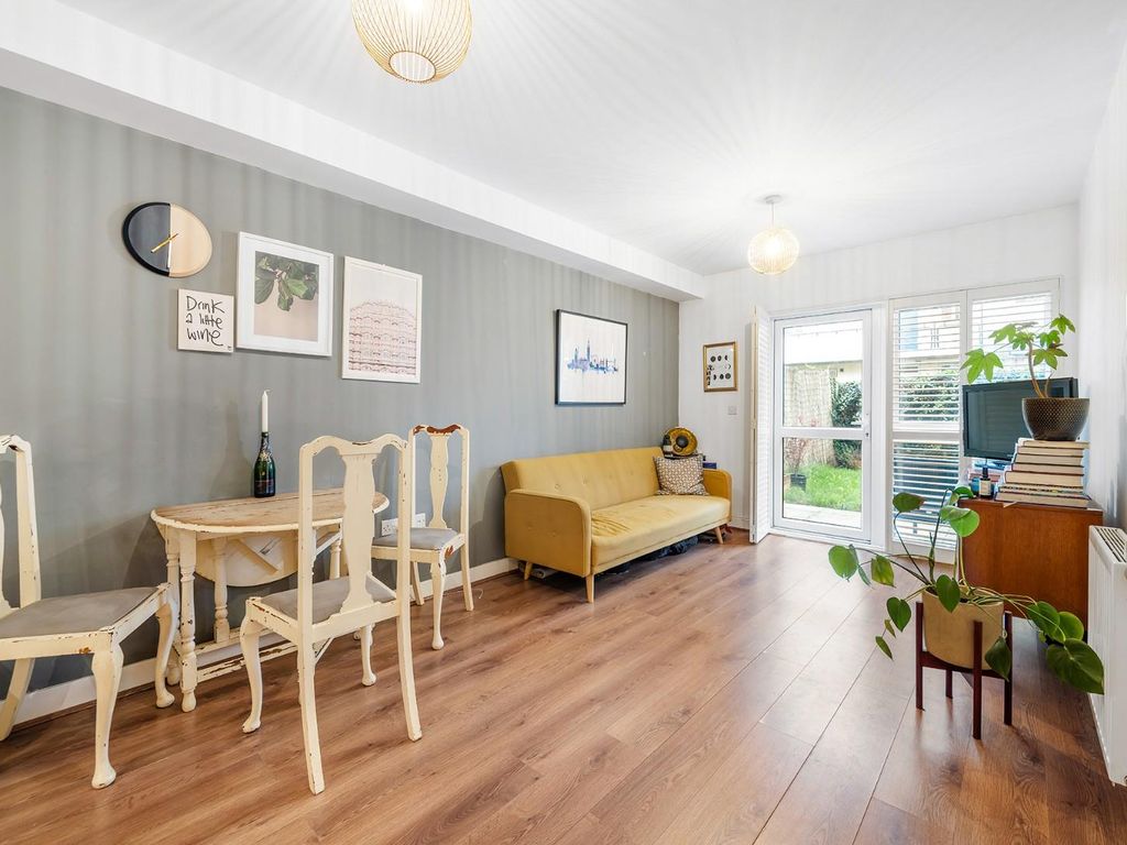 1 bed flat for sale in Limerick Close, London SW12, £450,000