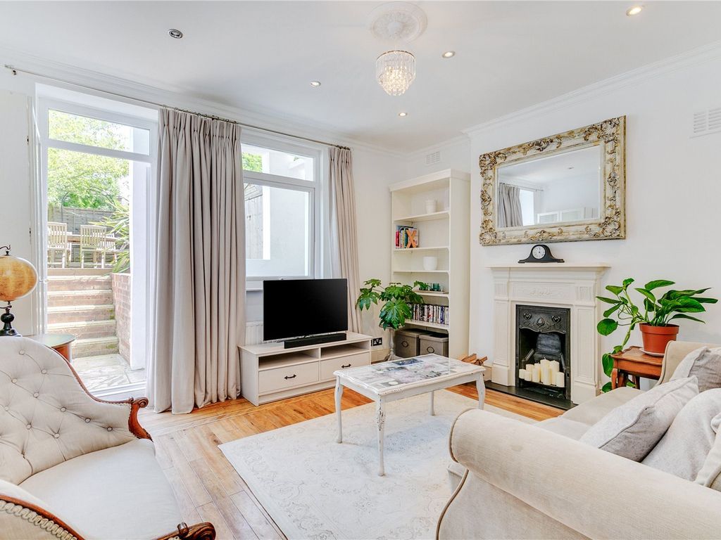 2 bed flat for sale in Bedford Hill, London SW12, £600,000