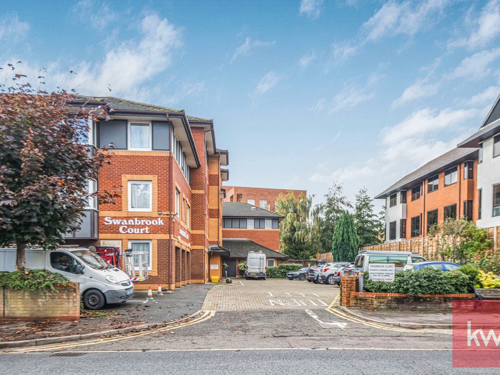 2 bed flat for sale in Swanbrook Court, Maidenhead SL6, £130,000