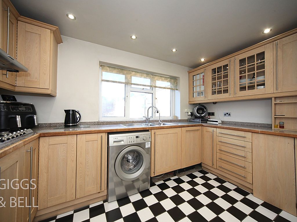 2 bed flat for sale in Stockwood Crescent, Luton, Bedfordshire LU1, £150,000