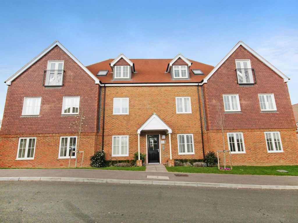 2 bed flat to rent in Shearing Drive, Burgess Hill, West Sussex RH15, £1,350 pcm