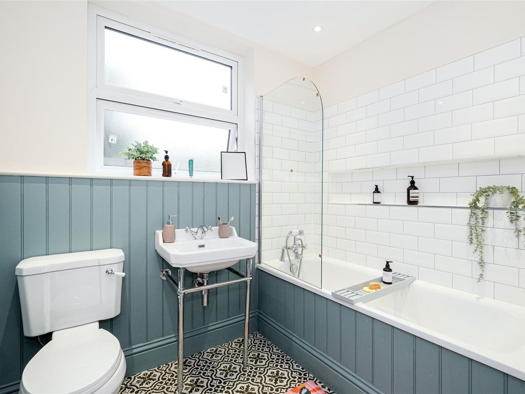 2 bed property for sale in St. John's Road, London E17, £600,000