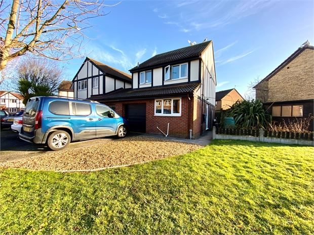 3 bed link-detached house for sale in Bilbie Road, Worle, Weston-Super-Mare, North Somerset. BS22, £290,000