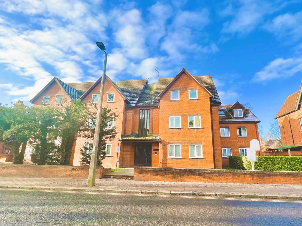 2 bed flat for sale in Regents Court, Shakespeare Road, Bedford MK40, £165,000