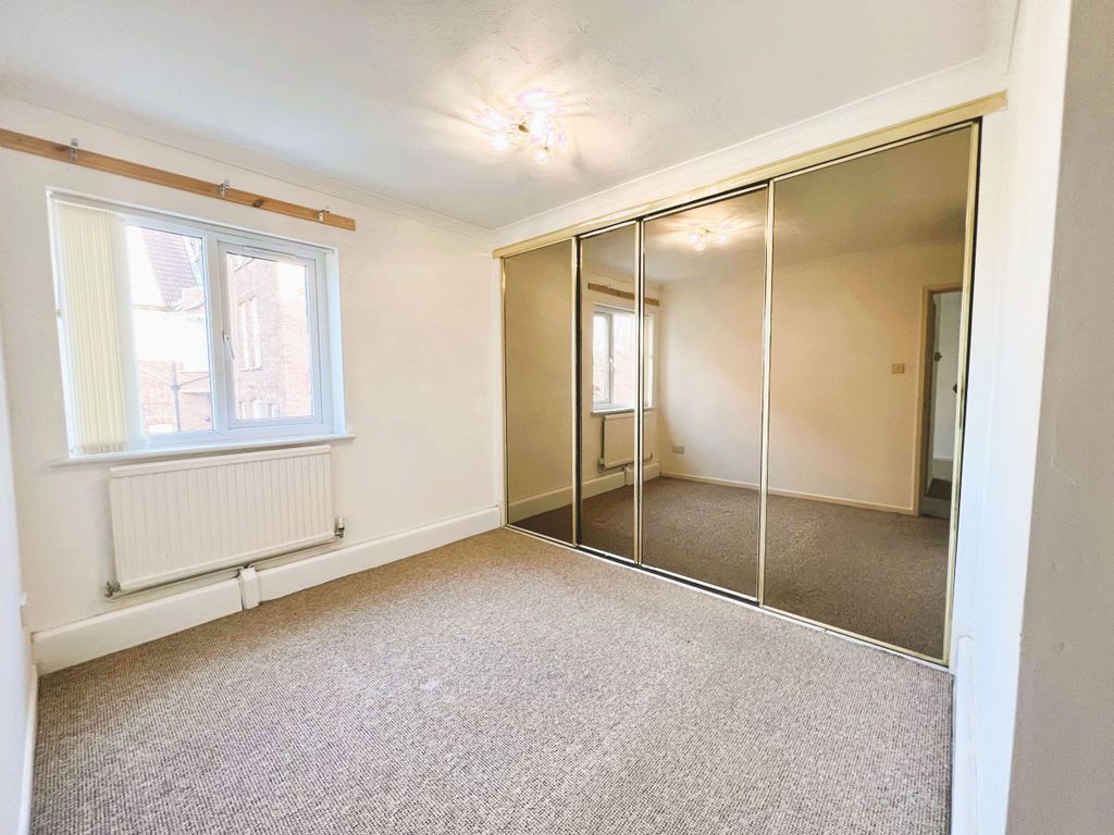 2 bed flat for sale in Regents Court, Shakespeare Road, Bedford MK40, £165,000