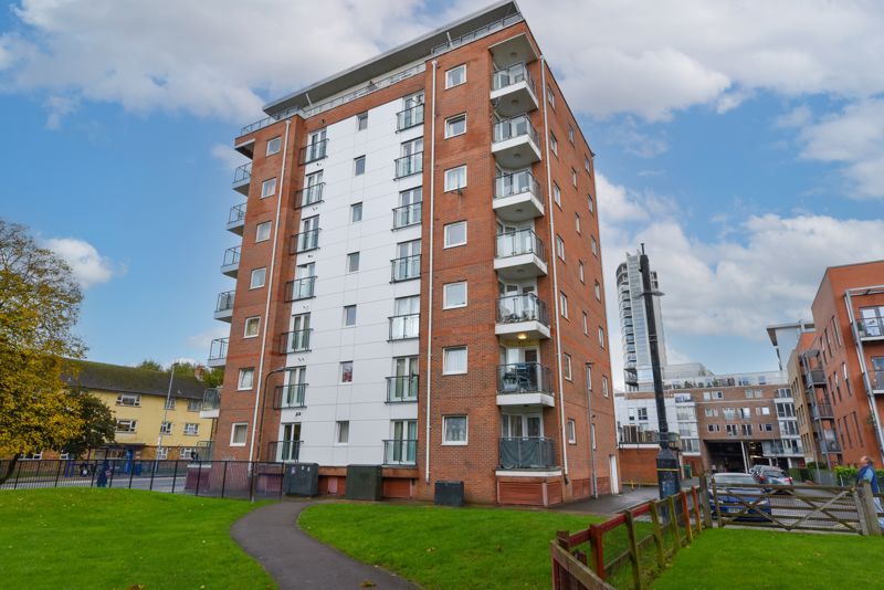 2 bed flat for sale in Queen Street, Portsmouth PO1, £179,995