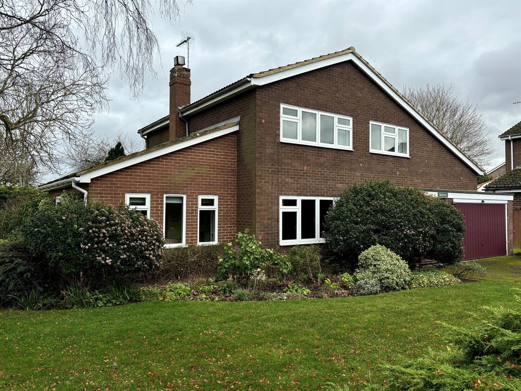 5 bed detached house for sale in Clifton Road, Newton Blossomville, Bedford MK43, £625,000