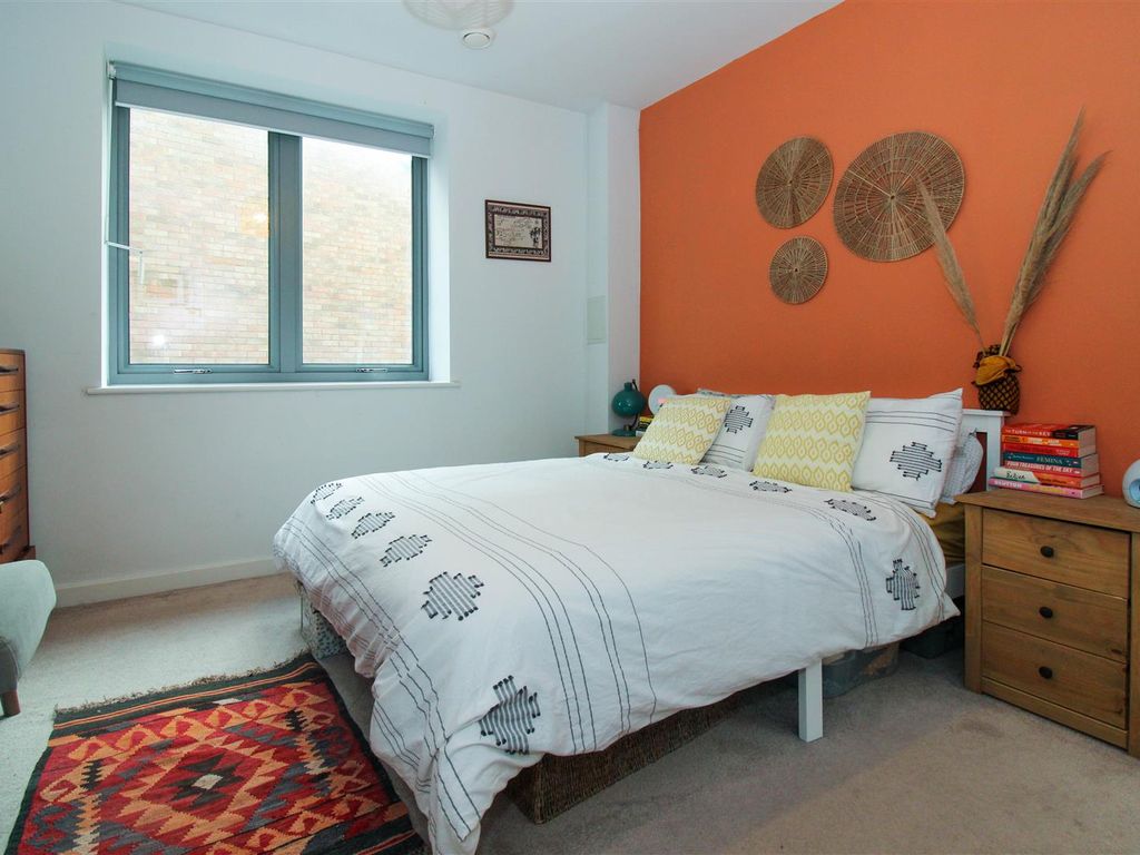 2 bed flat for sale in Fenton Road, London N17, £400,000