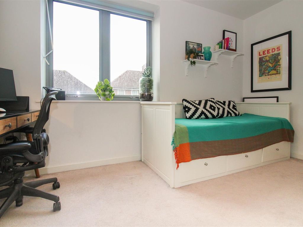 2 bed flat for sale in Fenton Road, London N17, £160,000
