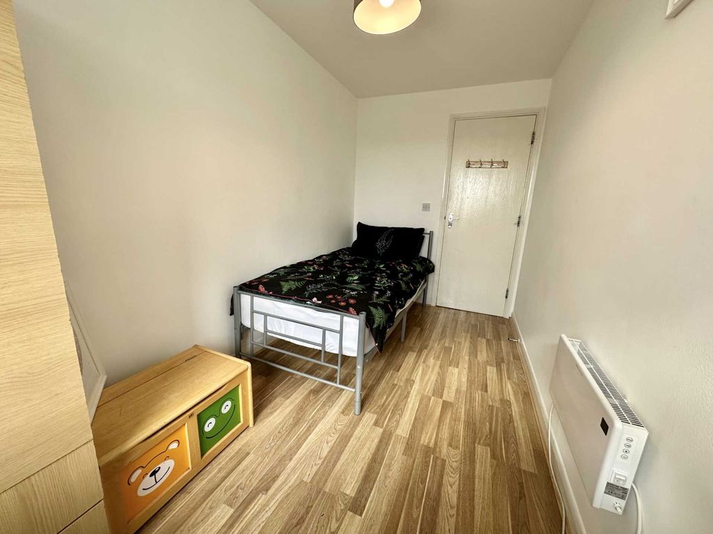 3 bed flat for sale in Milliners Way, Luton LU3, £150,000