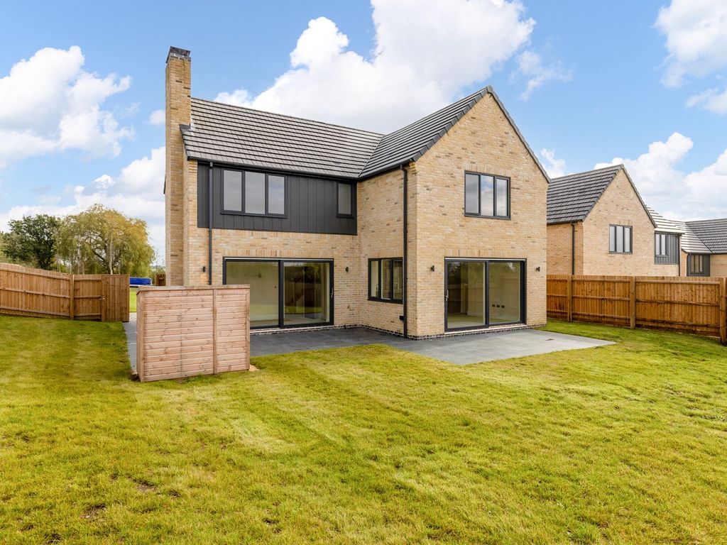 New home, 4 bed detached house for sale in Woodlands Grove, Stapleford Abbotts RM4, £950,000