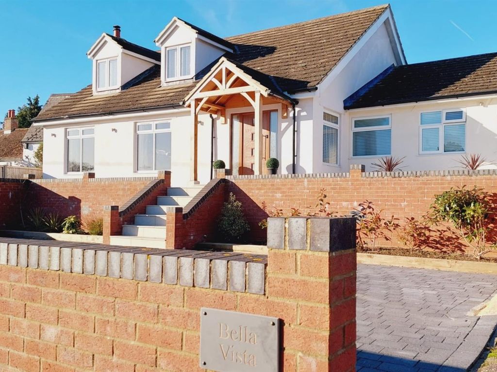 5 bed detached house for sale in Bella Vista, Eggington, Bedfordshire LU7, £800,000