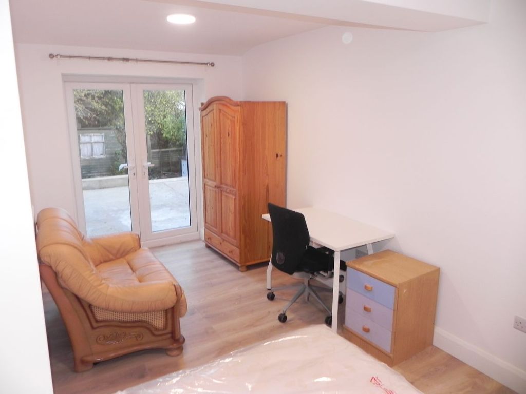Room to rent in Hillview Crescent, Guildford GU2, £690 pcm