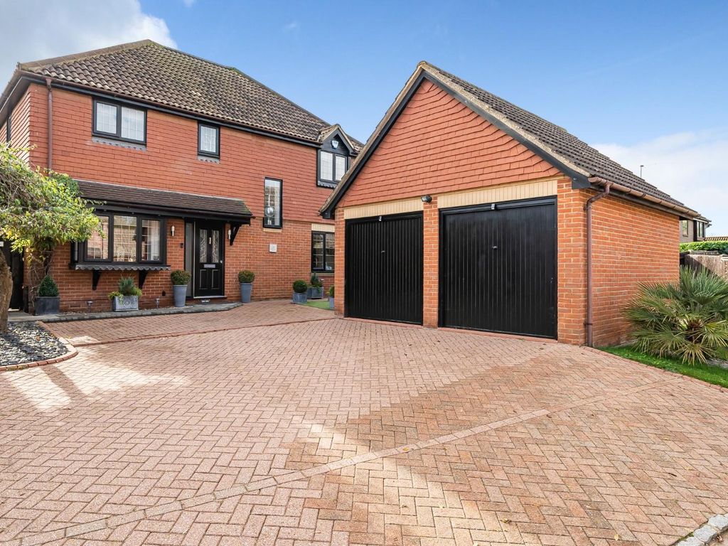 4 bed property for sale in Broadwater Park, Bray, Maidenhead SL6, £775,000