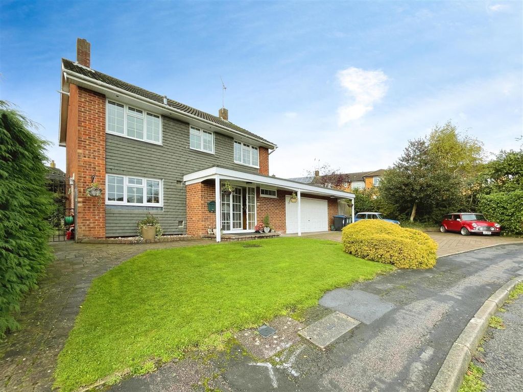 4 bed detached house for sale in Branksome Close, Hemel Hempstead HP2, £750,000