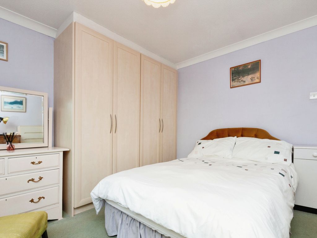 3 bed detached bungalow for sale in Burnside, Fleet GU51, £600,000