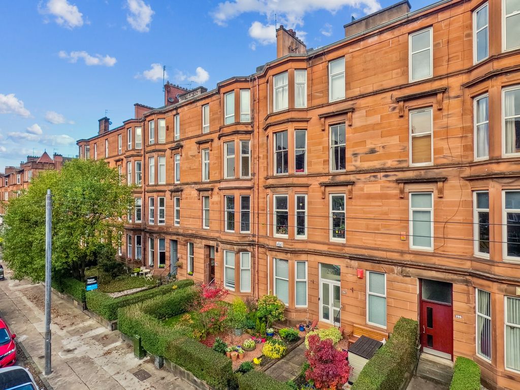 2 bed flat for sale in Crow Road, Broomhill, Glasgow G11, £195,000