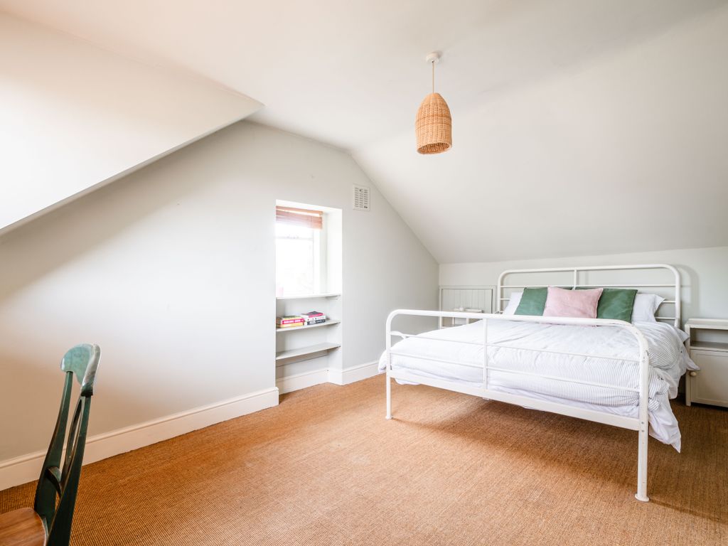 2 bed maisonette for sale in Colvestone Crescent, London E8, £750,000
