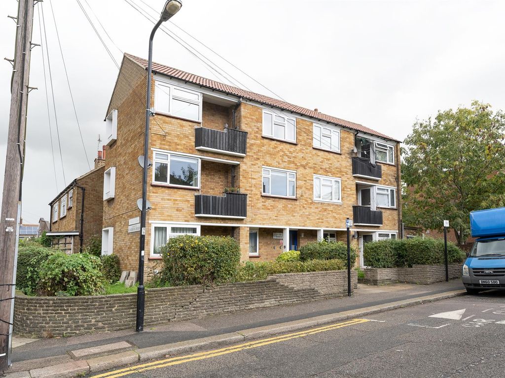 1 bed flat for sale in St. Andrew's Road, London E17, £300,000