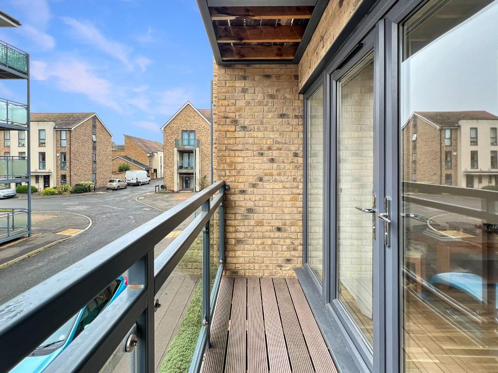 2 bed flat for sale in Yeoman Drive, Cambridge CB3, £315,000