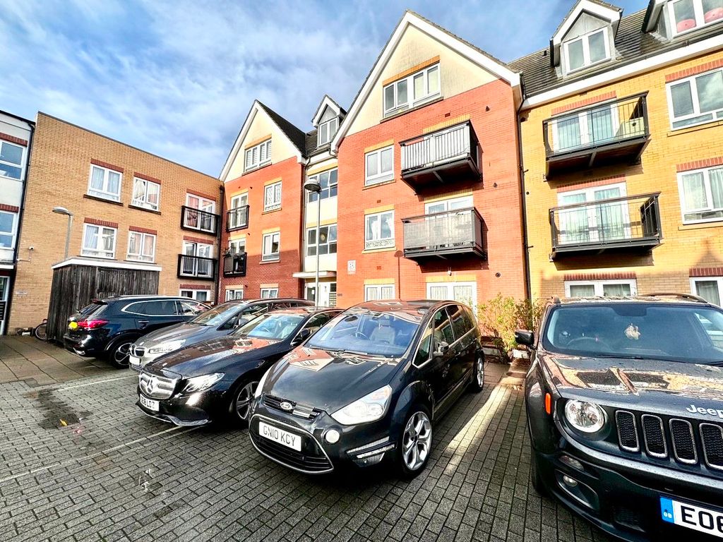 1 bed flat for sale in Featherstone Court, Featherstone Road, Southall UB2, £84,000