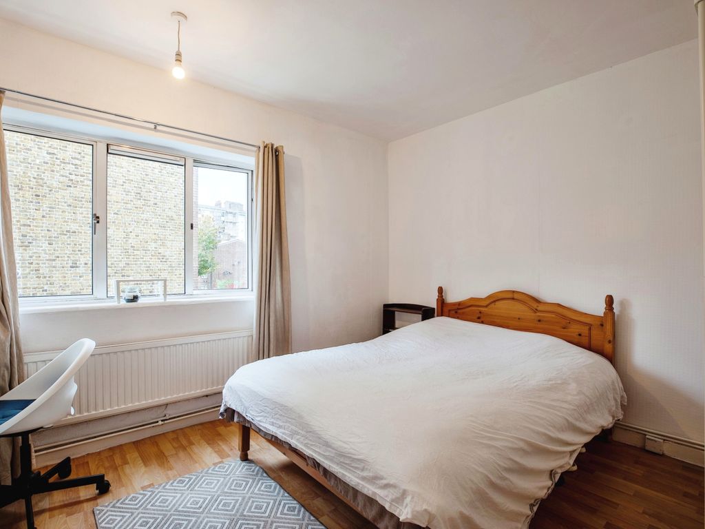 2 bed flat for sale in Denmark Road, London SE5, £375,000