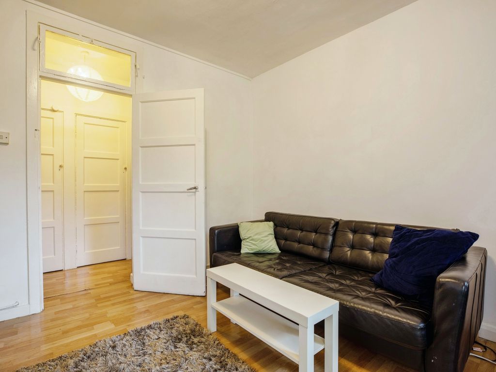 2 bed flat for sale in Denmark Road, London SE5, £375,000