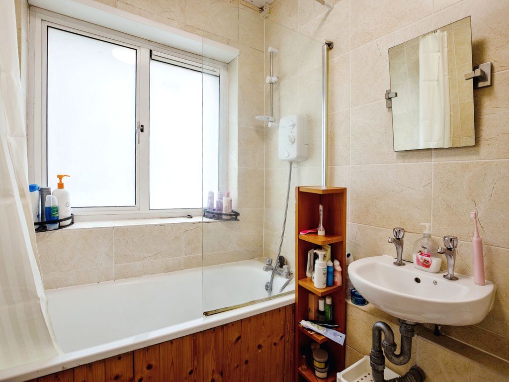 2 bed flat for sale in Denmark Road, London SE5, £375,000