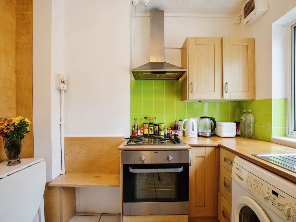 2 bed flat for sale in Denmark Road, London SE5, £375,000