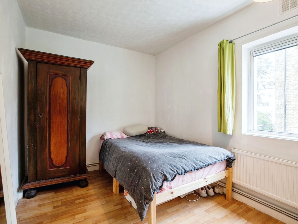 2 bed flat for sale in Denmark Road, London SE5, £375,000