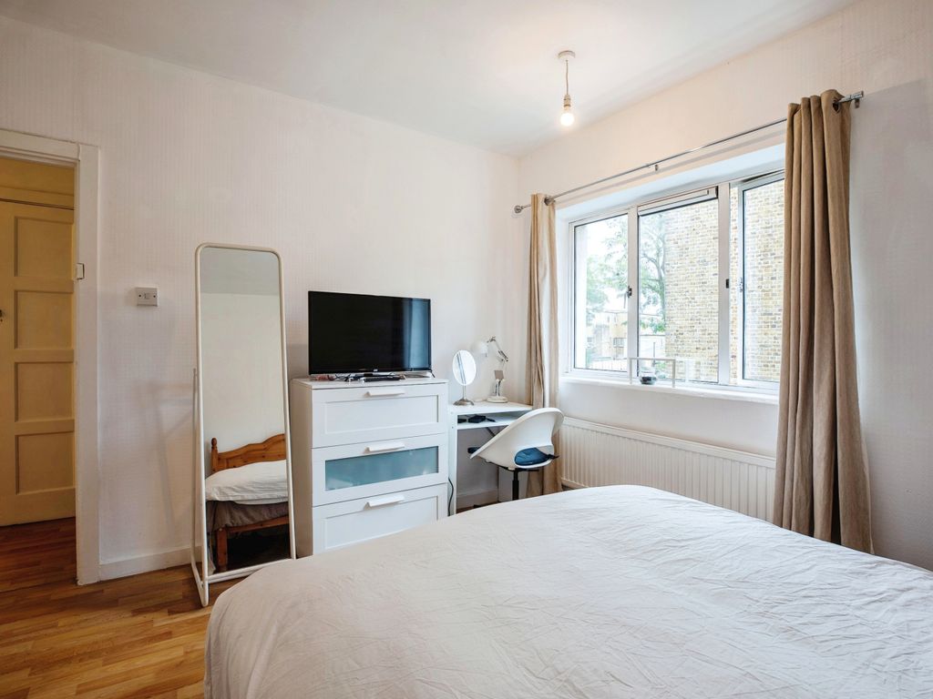 2 bed flat for sale in Denmark Road, London SE5, £375,000